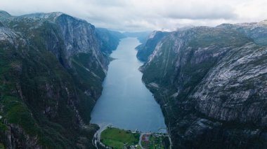 Lysefjord 'un büyüleyici hava perspektifi, engebeli uçurumlar ve Lysebotn' un sakin köyü. Bu dramatik doğal güzellik Norveç 'in vahşi doğasında macera ve keşifleri davet ediyor..