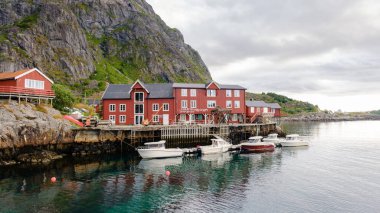 15 Ağustos 2025 'te Lofoten Norveç' te Lofoten Adaları 'na yerleşen bu büyüleyici sahil kenarı otelinde rıhtım boyunca uzanan geleneksel kırmızı kulübeler bulunmaktadır..