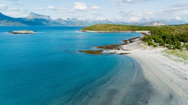 Bognes, Lofoten, Norveç 'teki sakin sahil manzarasına kumlu plajlar ve kristal berrak sular eşlik ediyor. Nefes kesen manzara görkemli dağlar ve yemyeşil, doğa aşıkları için idealdir..