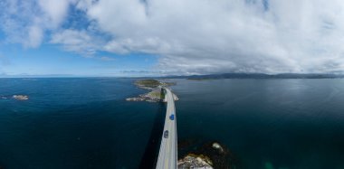 Çarpıcı kıyı şeridi boyunca uzanan Atlantik Okyanus Yolu Norveç 'in pitoresk manzaraları boyunca esiyor.