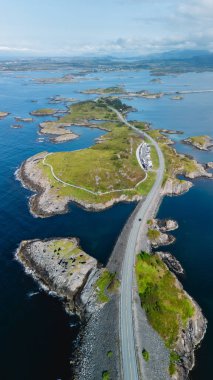 Norveç 'teki Atlantik Okyanus Yolu' nun nefes kesici bir hava perspektifi, manzaralı adaları birbirine bağlayan dolambaçlı yolu gözler önüne seriyor..
