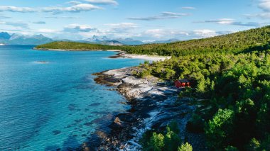 Bognes, Lofoten, Norveç 'teki engebeli kıyı şeridinin nefes kesici manzarası.