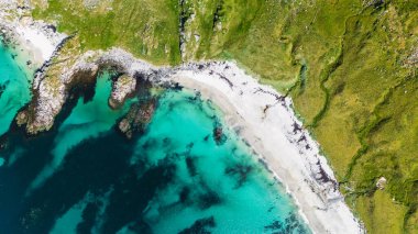 Matind Dağı 'nın berrak suların üzerinde yükselen nefes kesici güzelliğini ve Andoya' daki Bleik 'in kayalık kıyı şeridini keşfedin..