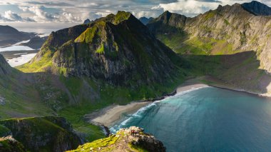 Dik uçurumlar, el değmemiş plajlar ve sakin sularla Ryten Kvalvika Sahili 'nin çarpıcı manzarasını keşfedin. Bu doğal güzellik alacakaranlıkta parlıyor, Norveç 'in özünü yakalıyor..