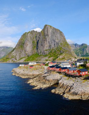Engebeli sahil şeridi boyunca uzanan Hamnoy Lofoten 'da yükselen kayalıklara ve sakin sulara karşı büyüleyici kırmızı kulübeler sergiliyor..