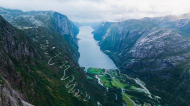 Görkemli Lysefjord, bereketli dağ yamacında dolambaçlı yollarda yol alırken çarpıcı güzelliğini gözler önüne seriyor. Aşağıda Lysebotn köyü, Lysebotn Norveç 'in kıvrımlı ve dolambaçlı yollarında huzur içinde oturmaktadır.