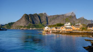 Norveç 'in Lofoten kentindeki Sakrisoy' un nefes kesici manzarası. Huzurlu suların yanında renkli ahşap kulübeler..