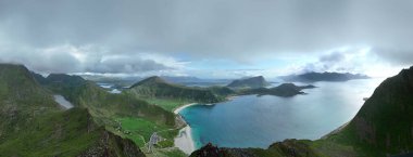 Görkemli panoramik manzara Mannen dağının zirvesinden çarpıcı Lofoten adalarını ortaya çıkarıyor..