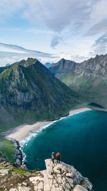 Görkemli dağ manzaraları ve çarpıcı turkuvaz suları Kvalvika plaj patikasındaki Ryten 'da yürüyüş yapanları kucaklıyor..