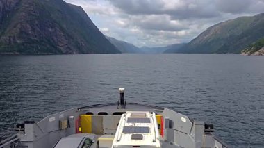 20 Ağustos 2025 'te Lysebotn Norveç' te, dramatik dağlar ve dingin sularla çevrili bir feribotla görkemli fiyortlarda seyahat ediyor.. 