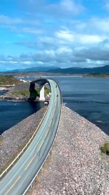Atlantik Okyanus Yolu 'nun büyüleyici tasarımına hayret ediyorum. Norveç' in muhteşem kıyı manzarası zarifçe esiyor..