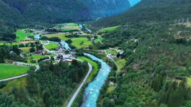 Parlak yeşillik ve akan nehirlerle Fortun Norveç 'in çarpıcı güzelliğini tecrübe edin..