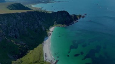 Matind Andoy 'un çarpıcı hava manzarası, kristal berrak sularla karşılaşan dramatik uçurumları gözler önüne seriyor..