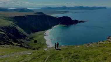 Matind Andoy 'un nefes kesici manzarası canlı yeşil tepeler ve pitoresk bir plaj sergiliyor. Macera arayanlar sakin sulara ve engebeli kıyı şeridine bakan manzaralı manzarayı keşfeder..