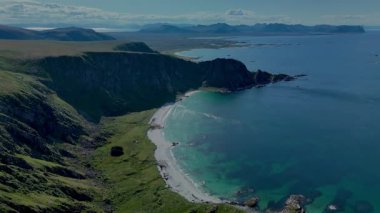 Zümrüt sularının açık gökyüzünün altında yemyeşil kayalıklarla buluştuğu Matind Andoy 'un çarpıcı sahil şeridini keşfedin. Norveç 'te sakin bir kaçış, bozulmamış doğa, maceracılar ve fotoğrafçılar için mükemmel.