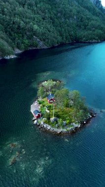 Norveç 'te canlı yeşilliklerin arasına yerleşmiş büyüleyici kulübelerin bulunduğu pitoresk bir ada. Kristal berrak sular, sakin kaçışlar için çarpıcı bir zemin sağlar..