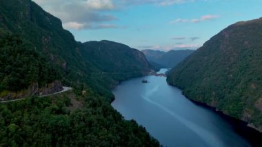 Yeşil dağlarla çevrili, gökyüzünü yansıtan sakin sularla Norveç fiyortlarının nefes kesici güzelliğini deneyimleyin. Doğaya mükemmel bir kaçış sükuneti..