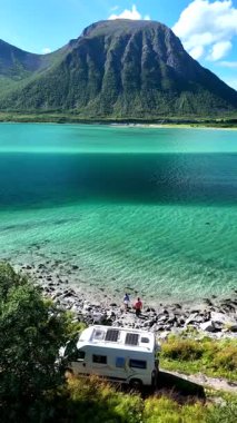 Lofoten 'deki Norveç kıyı şeridi boyunca sakin turkuaz suların üzerinde görkemli dağlar yükselir. Bir çift maceracı, kampçılarının yakınındaki güzelliğin tadını çıkarırlar. Onları çevreleyen doğayı kucaklarlar..