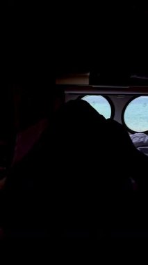 Norveç 'te sakin bir sabah yaşanırken, yumuşak ışık bir karavanın yuvarlak camlarından süzülerek çarpıcı sahil manzarasını gözler önüne seriyor. Konforlu yatak, Lofoten 'ın doğal güzelliğinin ortasında rahatlamaya davet eder.