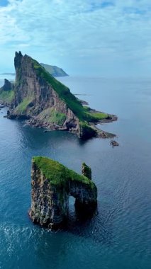 Bereketli yeşilliğin uçsuz bucaksız okyanusla buluştuğu Faroe Adaları 'nın büyüleyici Drangarnir uçurumlarını keşfedin. Bu büyüleyici manzara eşsiz kaya oluşumlarını ve dingin suları sergiliyor, güzelliği somutlaştırıyor.