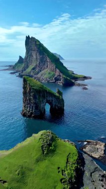 Sakin okyanustan dramatik kaya oluşumlarının yükseldiği Faroe Adaları 'nın büyüleyici Drangarnir uçurumlarını ve gür yeşilliklerini keşfedin. Doğa aşıkları ve maceracılar için mükemmel bir yer..