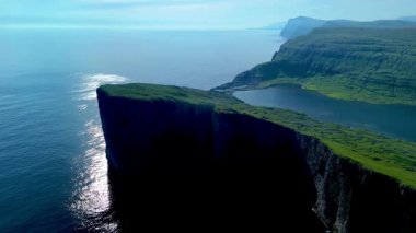 Sakin okyanustan dramatik bir şekilde yükselen Faroe Adaları 'nın nefes kesici uçurumlarını tecrübe edin. Sorvagsvatn Gölü, Vagar