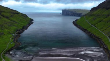 Tjornuvik 'in dingin okyanusla buluştuğu Faroe Adaları' ndaki nefes kesici güzelliğini tecrübe edin. Bu eşsiz yeri tanımlayan canlı manzaraları keşfedin..