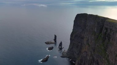 Görkemli Risin og Kellingin Atlantik sularından dramatik bir şekilde yükseliyor, Faroe Adalarının engebeli güzelliğini gözler önüne seriyor..