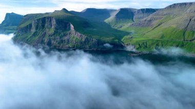 Faroe Adaları 'nın dingin sularından yükselen dramatik uçurumlar nazik bir sisle kaplandı. Bu nefes kesici manzara doğanın saf güzelliğini gün doğumunda sergiliyor..
