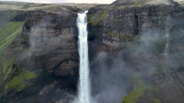 Heybetli Haifoss şelalelerinin derin kanyonlara dökülüşüne tanıklık etmek için engebeli arazide yürürken İzlanda 'nın çarpıcı güzelliğini keşfedin. Bu heyecan verici açık hava macerası doğanın ihtişamını yakalıyor..