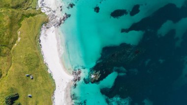 Bleik sahilinin nefes kesen manzarası kristal berrak sular ve yumuşak kumlu kıyılar. Yeşil yemyeşil tepeler kıyı şeridini çevreleyerek Norveç 'in büyüleyici doğal güzelliğini vurguluyor..