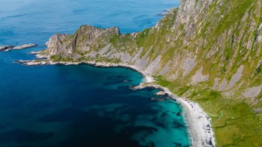 Bleik sahilinin yukarısındaki Matind Dağı 'nın nefes kesici manzarası dramatik uçurumların sakin, turkuaz sularla buluşmasını gösteriyor. Büyüleyici manzara Norveç 'in doğal güzelliğini yansıtıyor..