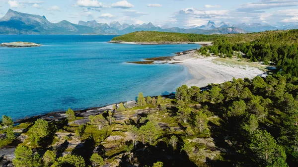 Bognes, Lofoten 'daki çarpıcı kıyı manzarası kristal berrak suları, yemyeşil suları ve uzaktaki görkemli dağları gösteriyor. Norveç 'in doğal cazibesinin mükemmel bir temsili..