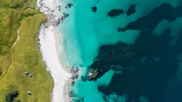Bleik sahilinin nefes kesen manzarası kristal berrak sular ve yumuşak kumlu kıyılar. Yeşil yemyeşil tepeler kıyı şeridini çevreleyerek Norveç 'in büyüleyici doğal güzelliğini vurguluyor..