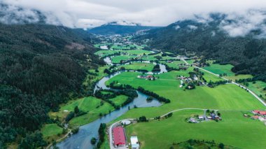 Stryn sergiler çarpıcı manzaralar yuvarlanan tepeler, canlı yeşillikler ve akan nehirler ile karakterize.