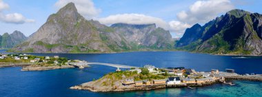 Norveç 'in Lofoten kentindeki görkemli dağların arasında Sakrisoy köyünde çarpıcı mimari ve canlı renkler sergileniyor. Sakin bir atmosfer bu sahil taşının güzelliğini arttırır..