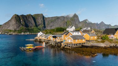 Norveç 'in Lofoten kentindeki canlı balıkçı köyü Sakrisoy' u keşfedin. Dağlar ve ışıldayan sularla çevrili..