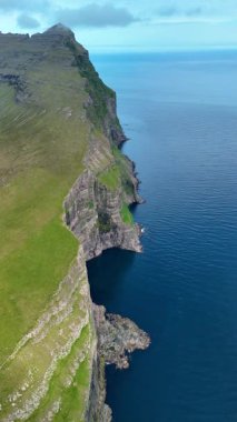 Derin mavi sulardan nefes kesici uçurumlar yükselip Faroe Adaları 'nın saf güzelliğini gözler önüne seriyor. Huzurlu manzara, açık bir gökyüzü altında keşif ve maceraya davet ediyor..