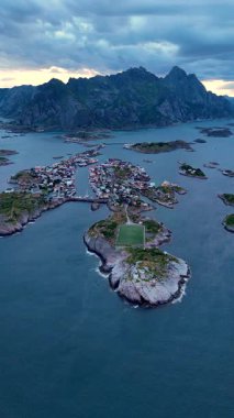 Tarif, Norveç 'in Lofoten kentindeki Henningsvaer kıyı köyünü araştırın. İnsansız hava aracı bir futbol sahası 