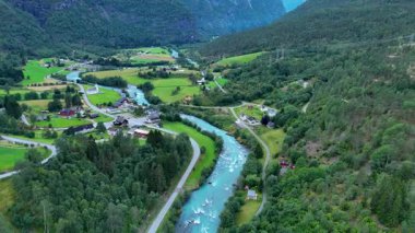 Serin nehirlerin görkemli dağların çerçevelediği yemyeşil vadilerden aktığı, Fortun, Norveç 'in nefes kesici manzaralarını keşfedin. Bu huzurlu ortam, doğaya mükemmel bir kaçış sunuyor..