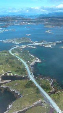 Norveç 'teki Atlantik Okyanus Yolu' nun çarpıcı güzelliğine tanık olun. Bu pitoresk kıyı yolu çarpık köprüler, yemyeşil alanlar ve kristal berraklığında sular, onu görülmesi gereken bir varış noktası yapıyor..