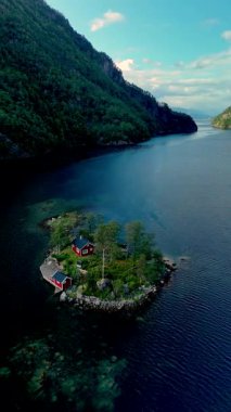 Lovrafjorden Norveç fiyortlarının sakin sularına yerleşmiş büyüleyici kırmızı bir kulübe doğanın güzelliklerini sergiliyor. Ağaçlarla çevrili bu cennet konumu rahatlamak için mükemmel bir kaçış sağlar. 