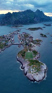 Norveç 'in Lofoten Adaları' ndaki büyüleyici bir balıkçı kasabası olan Henningsvaer 'in nefes kesici güzelliğini keşfedin. İnsansız hava aracı bir futbol sahası