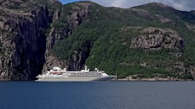 Muhteşem bir yolcu gemisi Norveç fiyortlarının sakin sularında sorunsuzca süzülüyor..