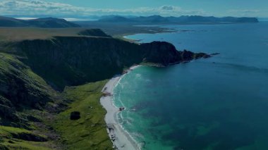 Norveç 'in Matind Andoy kentinin sakin güzelliğini, dramatik uçurumlar, barışçıl bir sahil şeridi ve parlak mavi gökyüzünün altında kristal berraklığında suları deneyin. Doğa en iyisi..