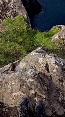 Faroe Adaları 'nın dramatik uçurumlarına ve canlı yeşilliklerine bakan çarpıcı bir bakış açısı. Sorvagsvatn Gölü, Vagar