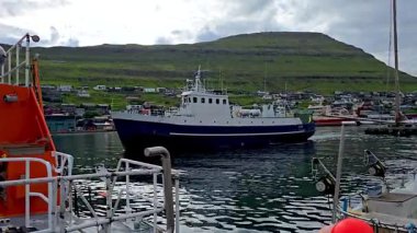 Klaksvik, Faroe Adaları, 20 Temmuz 2025 Klaksvik ve Kalsoy Adası arasındaki feribot limana yeni ulaştı.