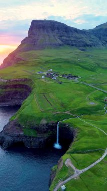 Atlantik Okyanusu, Mulafossur ve Gasadalur Köyü Faroe Adaları 'na akan Gasadalur şelalesinin nefes kesici güzelliğini görün..