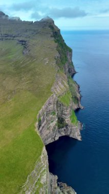 Kendini Faroe Adaları 'nın çarpıcı güzelliğine bırak. Sakin Kuzey Atlantik sularının üzerinde dramatik uçurumlar yükselir, ihtişam ve sükuneti gözler önüne serer..