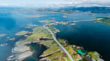 Norveç 'teki Atlantik Okyanusu Yolu boyunca uzanan canlı kıyı manzaraları, okyanus, adalar ve yeşil tepelerin çarpıcı manzarasına sahip. Doğa severler ve manzaralı dürtüler için ideal..